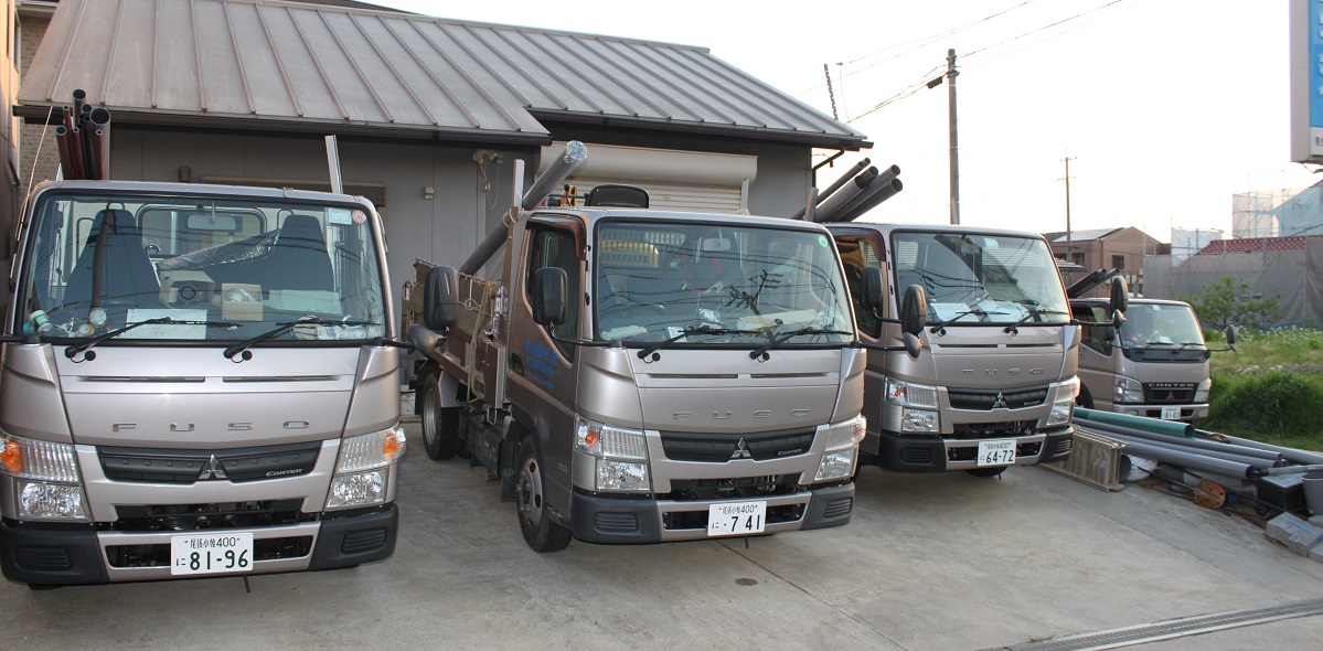 自社ヤードに並ぶ工事車両